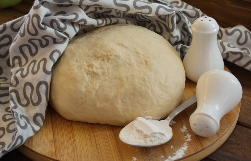 1. Этап. Дрожжевое тесто на майонезе: Дайте тесту подняться (затяните миску пленкой, чтоб тесто не сохло и к тесту не поступал холодный воздух). Тесто поднимется через 1-1,5 часа. Тесто нужно обмять — и можно приступать к работе с ним. Из такого теста получатся отличные булочки, пирожки и большие пироги.