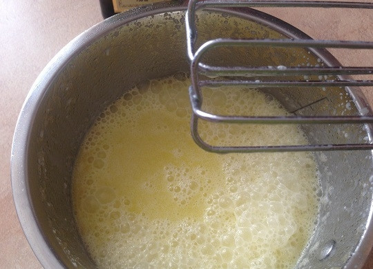 1. Этап. Итальянское мороженое с оливковым маслом: 4. Если у вас нет мороженицы, взбиваем все несколько минут блендером. Если мороженица есть, просто заливаем в нее смесь.