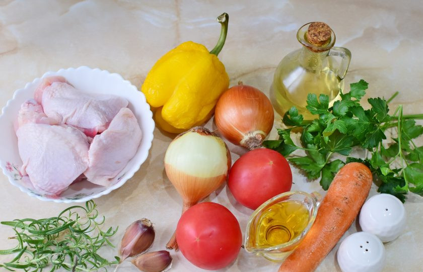 1. Этап. Цыпленок по-охотничьи: Перед началом приготовления подготовьте необходимые ингредиенты. Цыпленка порубите на кусочки или изначально выбирайте те части, которые вам нравятся.