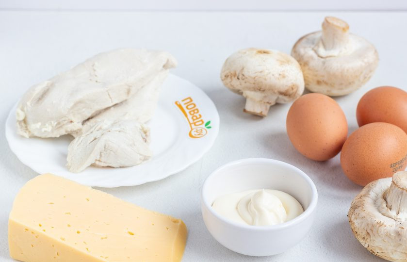 1. Этап. Салат Кучерявый: Подготовьте все необходимые ингредиенты. Яйца и куриное филе заранее отварите в подсоленной воде. Остудите.