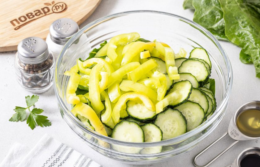 1. Этап. Салат с перцем, огурцом и сыром: У перца удалите семена и хвостик, затем порежьте ломтиками среднего размера.