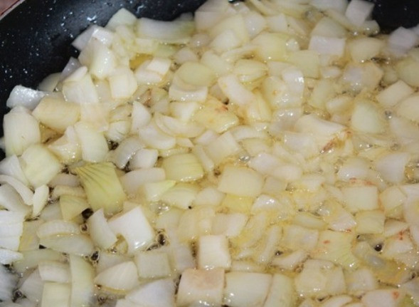 1. Этап. Жаркое из овощей: Лук также обжарьте отдельно.