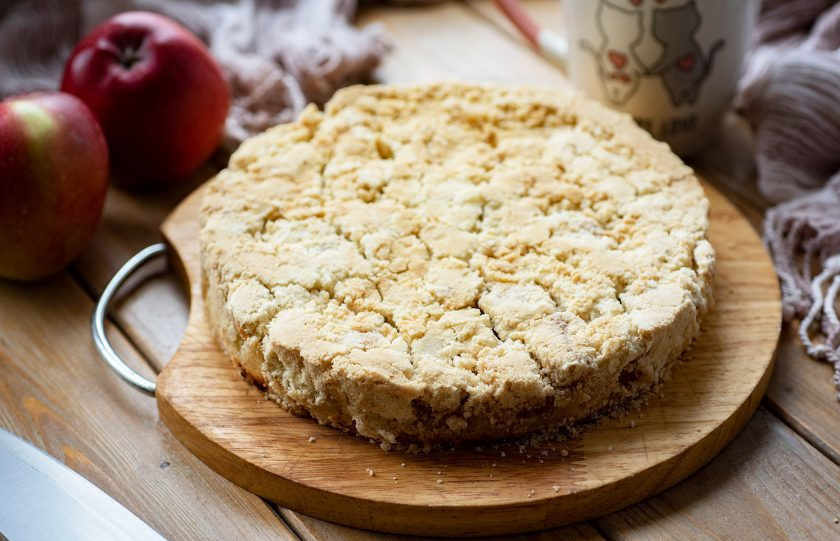 1. Этап. Насыпной пирог с яблоками без манки: Готовый пирог полностью охладите и только тогда приступайте к нарезке.