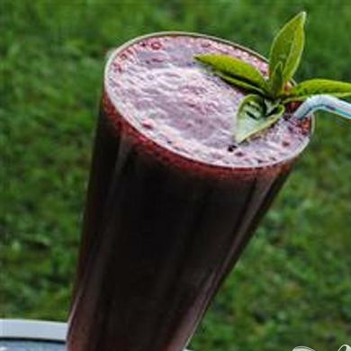 1. Этап. Черничная крем-сода: 5. Вынуть из отвара листья базилика (мяты), влить сироп в чернику, добавить газировку, хорошо перемешать коктейль и тут же разлить по бокалам. Украсить листьями мяты и дольками лайма.