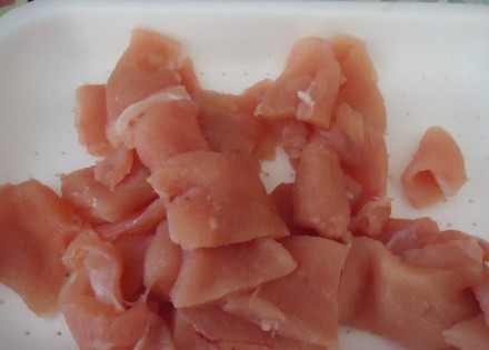 1. Этап. Индейка в сливочном соусе: Филе индейки тщательно промойте холодной водой. Затем нарежьте на порционные кусочки по 2см. Филе переложите в тарелку, присыпьте мукой и перемешайте руками.