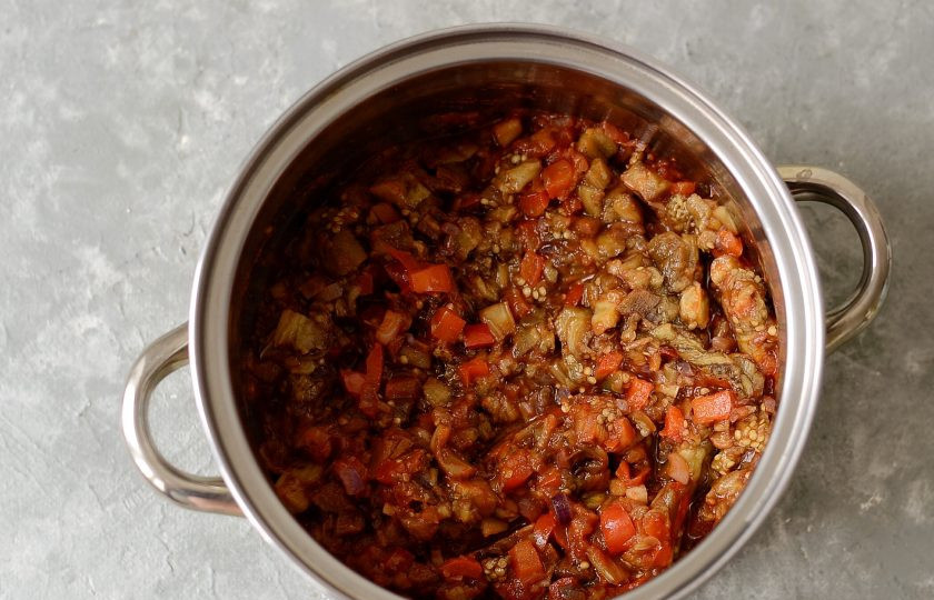 1. Этап. Икра из запеченных баклажанов и перца: После этого добавьте баклажаны, тушите еще 6-7 минут.