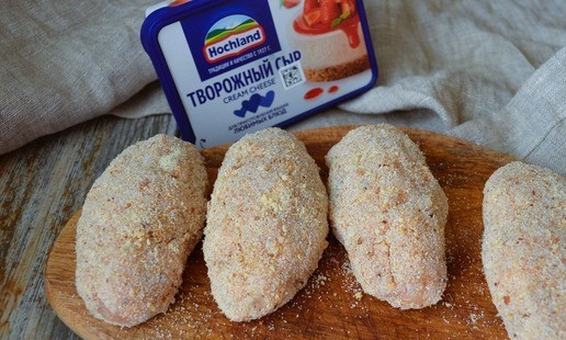 1. Этап. Рыбные котлеты с творожно-сливочной начинкой: Так как котлеты жарятся быстро, я панирую партию на одну жарку.