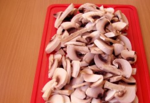 1. Этап. Паста с телятиной: Шампиньоны нарезаем пластинками.