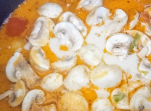 1. Этап. Тайский суп: Влить кокосовое молоко, добавить шампиньоны. Варить ещё 4 минуты.