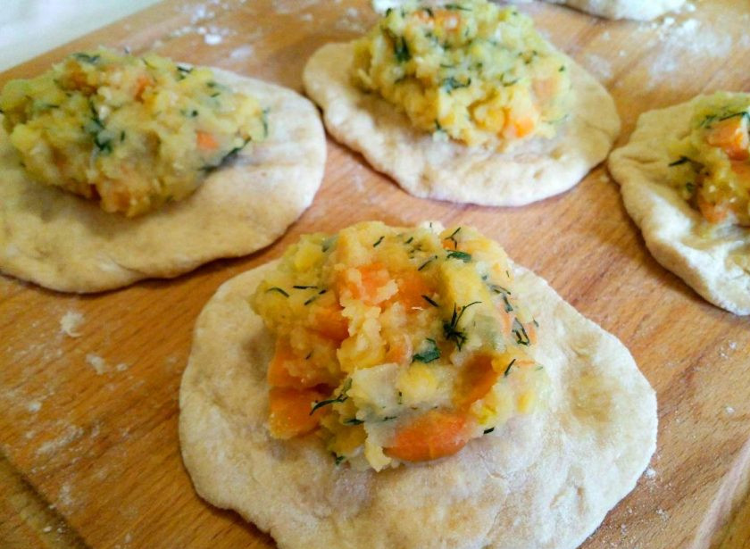 1. Этап. Постные гороховые пирожки: Для удобства разделите тесто на 2-3 части, скатайте из них колбаски, разрежьте на небольшие кусочки. Слепите получившиеся кусочки в шарики и разомните руками в виде лепёшечек, стараясь сделать их в середине немного толще. Можно раскатывать тесто скалкой, но необходимости в этом нет, так как оно получается мягким. Выложите порции начинки (по 1-2 ст.л.) на лепёшки из теста.