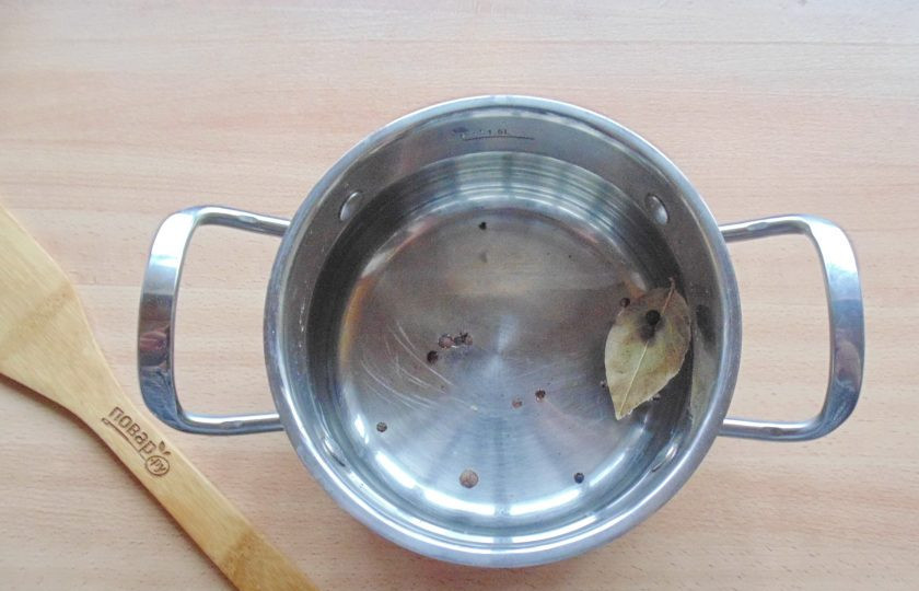 1. Этап. Соление селедки: Сварите рассол. В кастрюлю налейте воду. Добавьте лавровый лист и перец горошком.