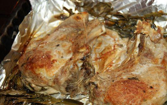 1. Этап. Мясо и любисток: Мясо отправляем в разогретую до 200 градусов духовку и запекаем около 40-60 минут.