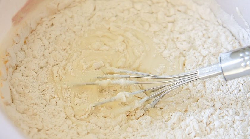 1. Этап. Закусочные оладьи с зеленым луком и яйцом: 2. Добавьте в смесь муку и тщательно взбивайте.