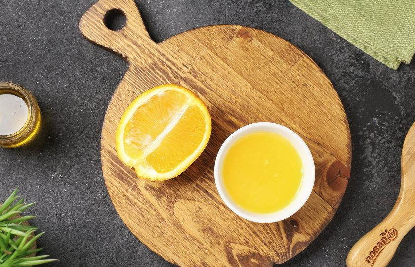 1. Этап. Коктейль Доброе утро: Апельсин промойте, разрежьте пополам и выдавите сок любым удобным способом, нам понадобится 50 мл.