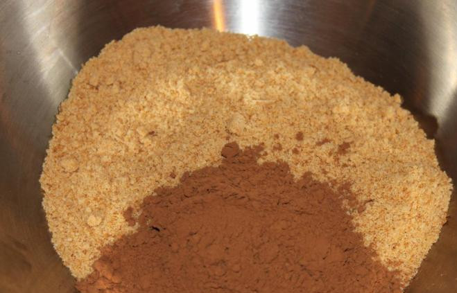 1. Этап. Рулет Mинутка из печенья: К измельченному печенью добавляем какао и перемешиваем все.