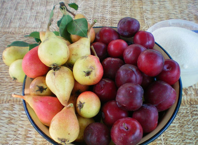 1. Этап. Варенье из груш и слив: Подготовим ингредиенты.