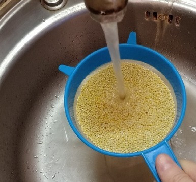 1. Этап. Пшенная каша в горшочках: Несколько раз промыть пшено под холодной водой.