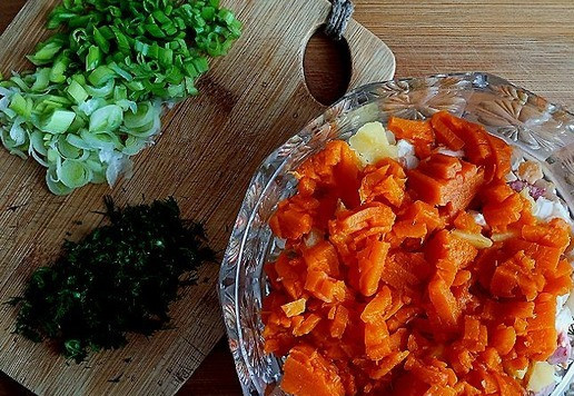 1. Этап. Оливье по-новому: Нарезаем запечённые овощи и помещаем в салатник для подачи на стол. Все ингредиенты в Оливье нарезались очень мелко кубиком.