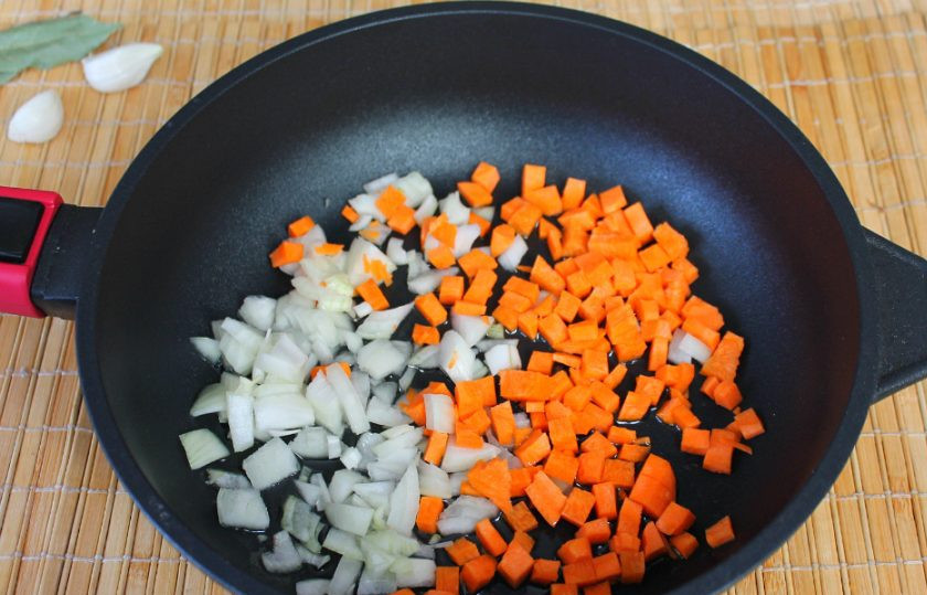 1. Этап. Тушеные свиные почки: Лук и морковь режем и высыпаем на сковороду с подсолнечным маслом. Пассеруем 5-7 минут. Понадобится половина луковицы и половина крупной морковки.