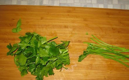 1. Этап. Фарш для пельменей: От пучка петрушки отрезаем стебли. Вместо петрушки можно также использовать молодую крапиву.