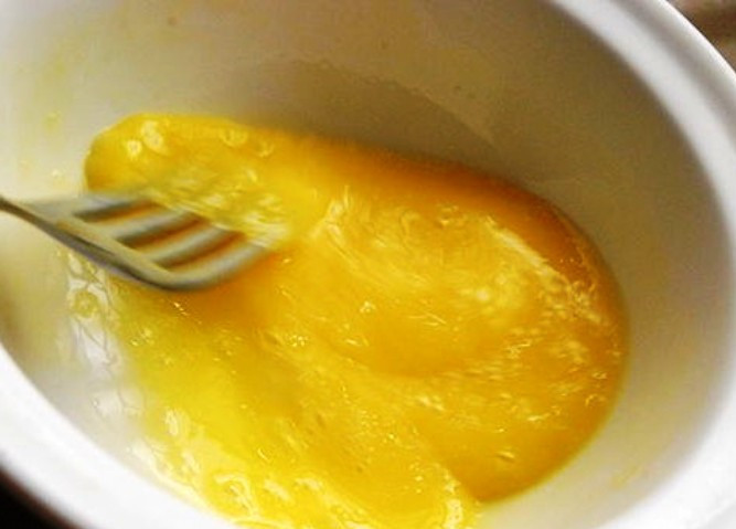 1. Этап. Тесто для кляра: Желток слегка взбейте.