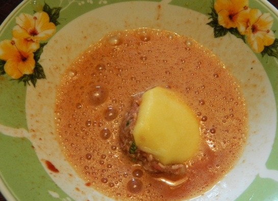 1. Этап. Мафрум: 5. Затем обмакиваем картофель в кляре, а потом обваливаем в муке.