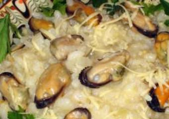 1. Этап. Паэлья с мидиями: Перемешиваем, посыпаем петрушкой и подаем к столу! Приятного аппетита!