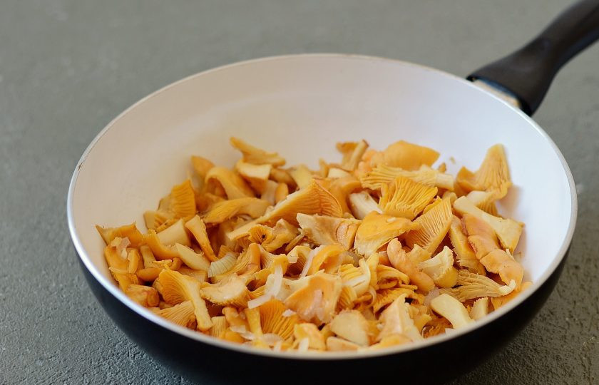 1. Этап. Лазанья с лисичками: Для начинки нарежьте лук полукольцами, обжарьте до мягкости. Лисички помойте, обсушите, нарежьте крупными ломтиками. Добавьте в сковороду, прибавьте температуру и обжаривайте до испарения жидкости. В конце немного посолите.