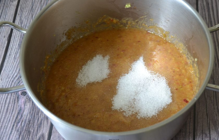 1. Этап. Фруктовый лаваш: Во фруктовое пюре можно добавить пару столовых ложек сахара, если фрукты недостаточно сладкие. Поставьте сотейник на минимальный огонь и варите примерно один час, предупреждаю, что пюре будет бурлить, поэтому, можно накрыть крышкой, но наполовину, чтобы влага испарялась.