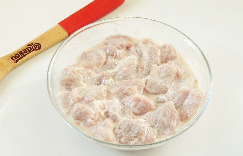 1. Этап. Свинина с лапшой по-азиатски: 3. Добавьте к мясу воду, перемешайте и оставьте на 15 минут.