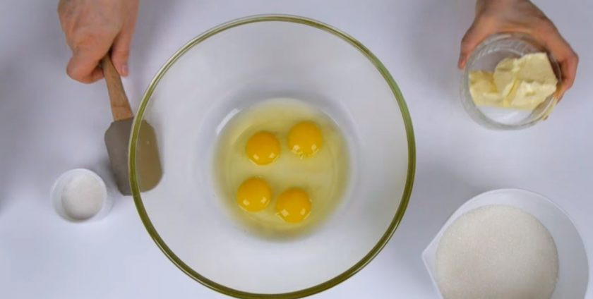 1. Этап. Торт Сникерс с соленой карамелью: 1. Приготовьте коржи. Дно формы для выпечки выстелите бумагой. Муку смешайте с какао-порошком, разрыхлителем, содой и солью. Яйца комнатной температуры соедините с мягким сливочным маслом, сахаром и ванильным сахаром. Взбейте в течение пяти минут.