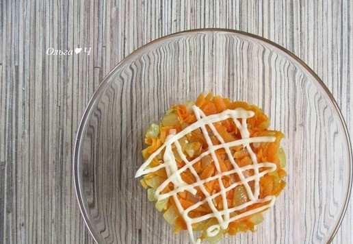 1. Этап. Салат Первый снег с тунцом: Смажьте майонезом или нанесите сеточку.