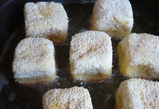 1. Этап. Кубики ветчины и сыра для перекуса: Обжарьте кубики на сковороде со всех сторон до золотистого цвета.