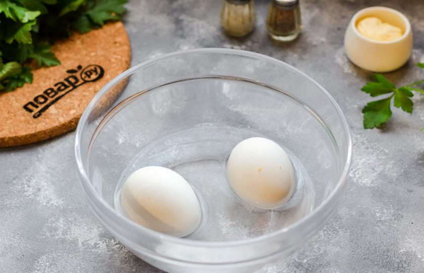 1. Этап. Тертый крабовый салат: Куриные яйца отварите 10 минут, после остудите в холодной воде.