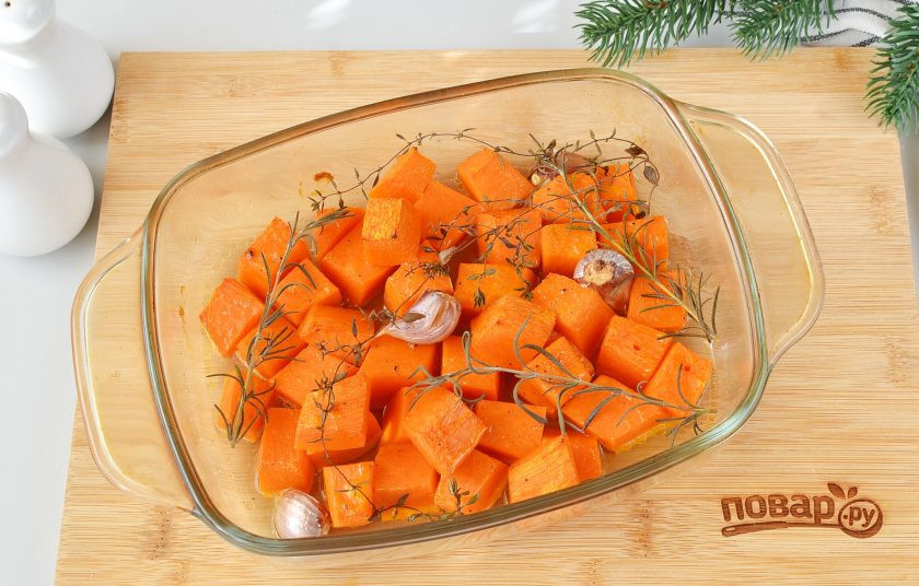 1. Этап. Брускетты Елочки на Новый год Тигра: Тыква готова, если зубочистка мягко входит в кусочки. Извлеките розмарин и тимьян.