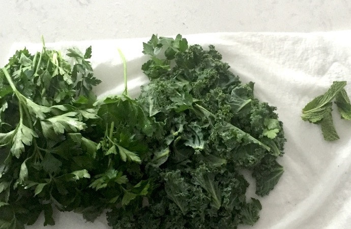 1. Этап. Салат Табуле с нутом: 1. Отделите листья капусты от стеблей, затем хорошенько промойте всю зелень.