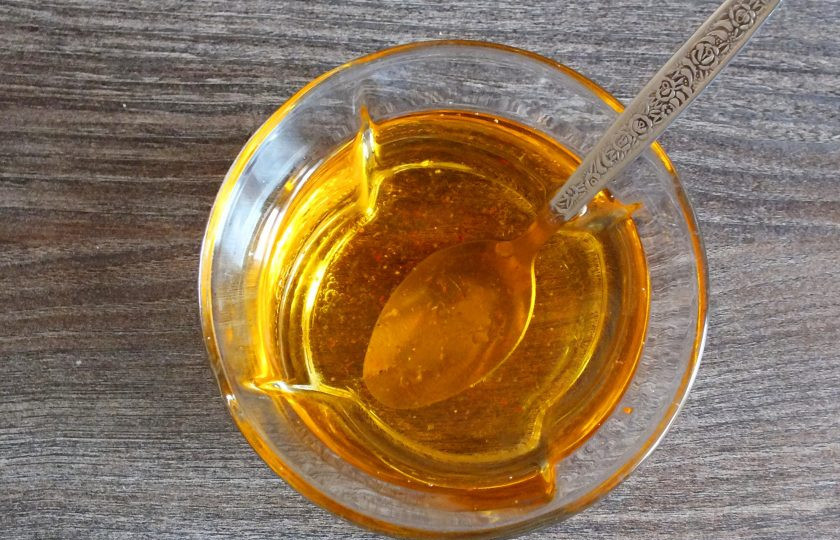 1. Этап. Маринованная свекла с морковью быстрого приготовления: Процедите горячее масло через сито. Добавьте уксус. Перемешайте.