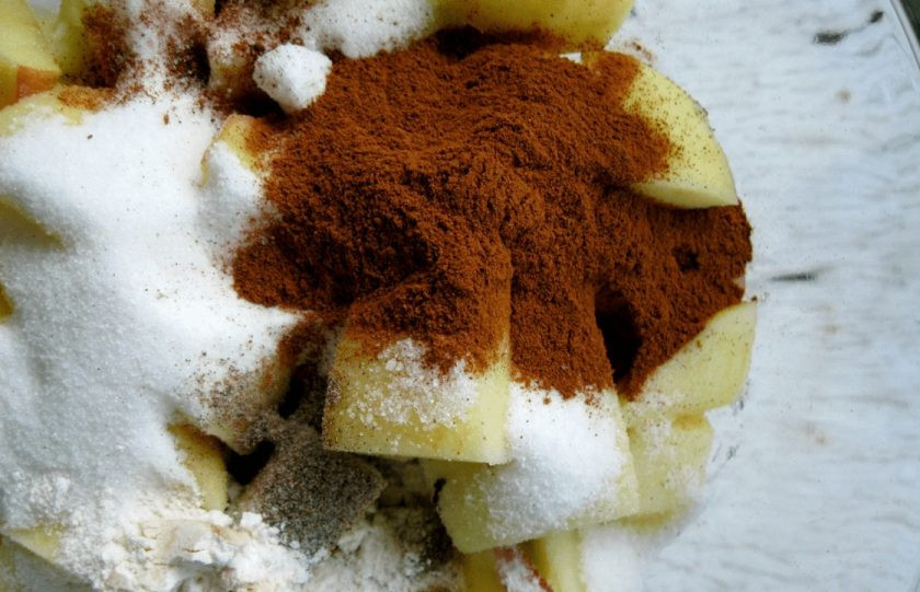 1. Этап. Медово-яблочный пирог: 4. Не забудьте о корице, кардамоне, мускатном орехе, щепотке соли, 1 столовой ложке муки, яблочном соке, туда же добавьте и половину стакана сахара.