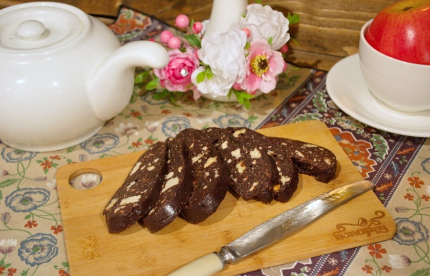 1. Этап. Шоколадная колбаса: Подайте к столу. Очень вкусно подавать такой десертик с чаем или несладким кофе. Дети очень любят это лакомство запивать молоком.