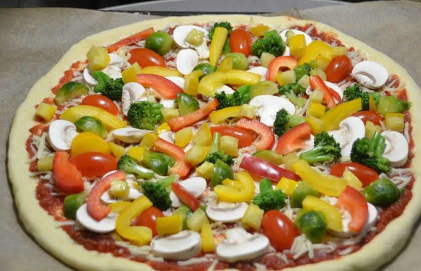 1. Этап. Пицца Примавера: Выложите кубики маринованных кабачков на пиццу.