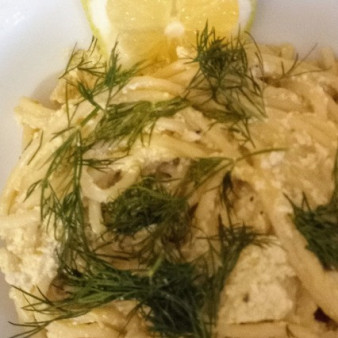 Спагетти с тофу, чесноком и лимоном