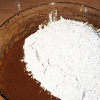 1. Этап. Шоколадное печенье с корицей и кофе: 3. Смешать корицу, разрыхлитель и муку. Затем добавить все это в шоколадно-яичную массу.