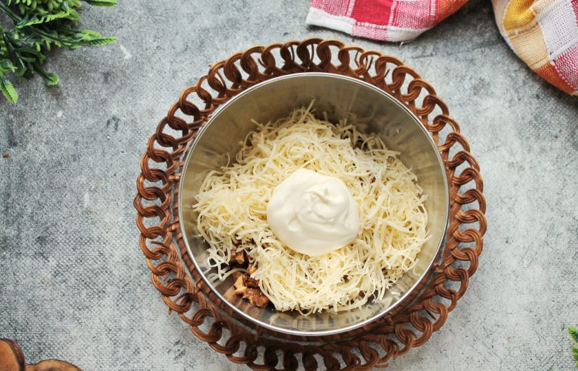 1. Этап. Салат Арбузная долька с курицей и грибами: Добавьте в салатник майонез, посолите и хорошо перемешайте.