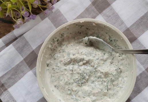 1. Этап. Сметанно-ореховый соус: Влить растительное масло, в идеале масло грецкого ореха. Перемешать.