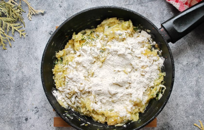 1. Этап. Капустники: Всыпьте в массу муку и перемешайте.