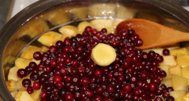 1. Этап. Варенье из зеленой клюквы с айвой: 2. 20 минут кипятим на маленьком огне. Когда айва станет мягкой, добавим красную клюкву и имбирь.