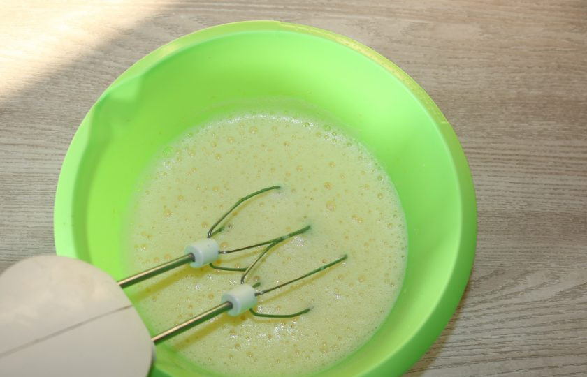 1. Этап. Воздушный медовик: Яйца взбейте в крепкую пену.