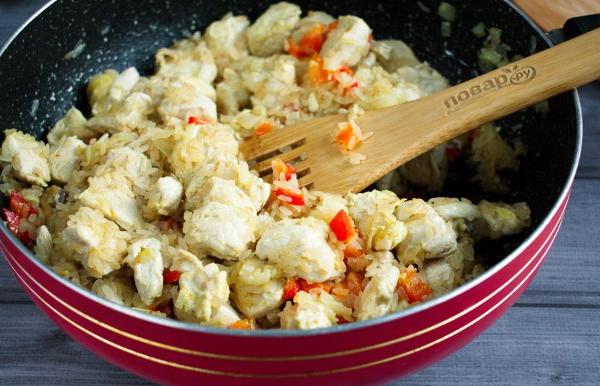 1. Этап. Рецепт куриного ризотто: Добавьте кубики болгарского перца, перемешайте. Посыпьте шафраном. Всыпьте рис, готовьте в течение 2-3 минут, помешивая.
