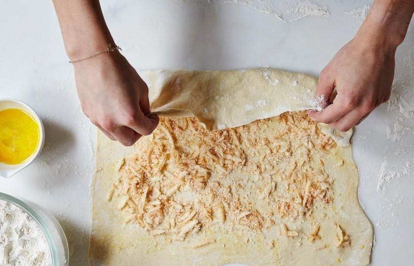 1. Этап. Сырные палочки из слоеного теста: Шаг 3. Накройте нижней частью теста верх теста с сыром, хорошенько прижмите.