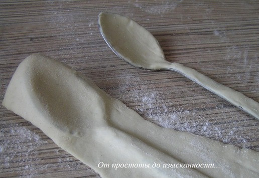 1. Этап. Вкусные ложки со свеклой и авокадо: Слоеное тесто тонко раскатайте, ложку (из нержавеющей стали) положите под тесто, присыпьте слегка мукой, придавите, обозначая контур и аккуратно обрежьте тесто.